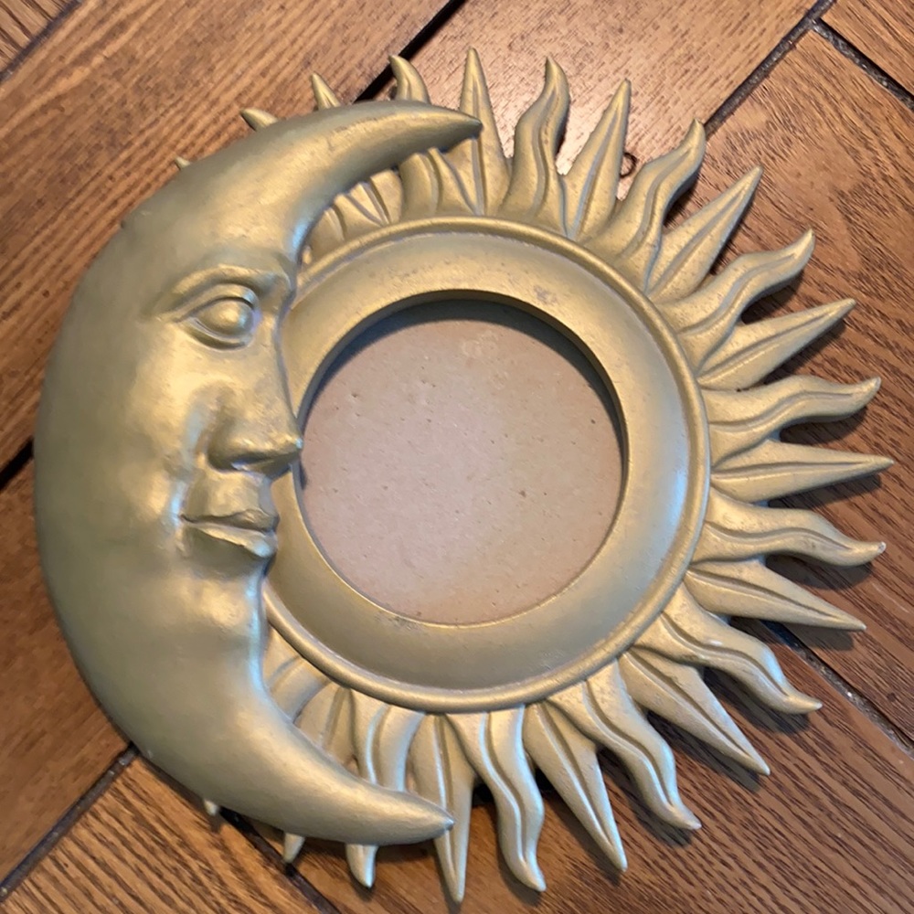 Sun/moon picture frame